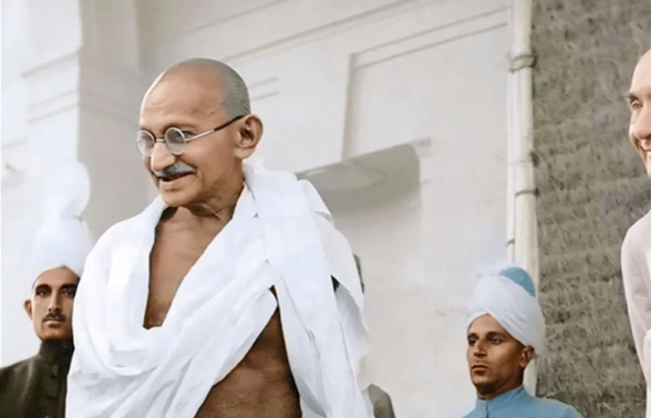 When Did Gandhi's Photo First Appear on Indian Banknotes?